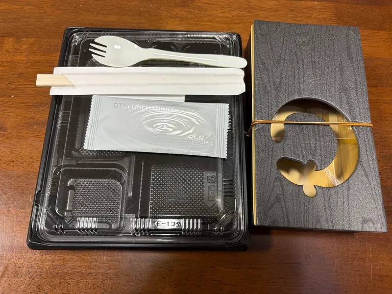 弁当容器にフォーク、箸、おしぼりを合わせた一式