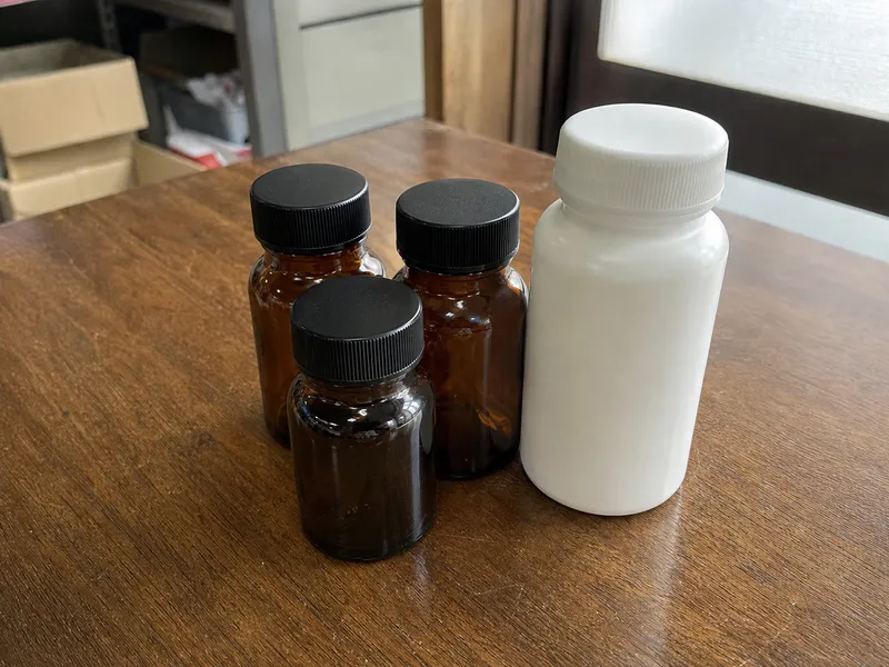 遮光瓶と樹脂ボトルに入った香料