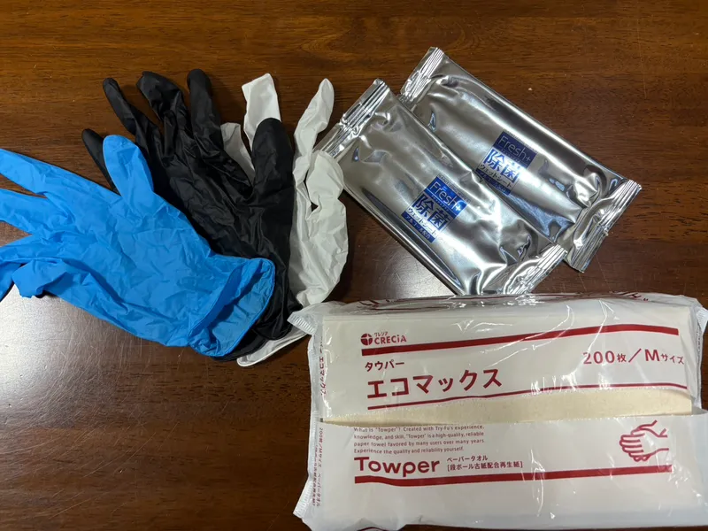 作業用手袋とペーパータオル