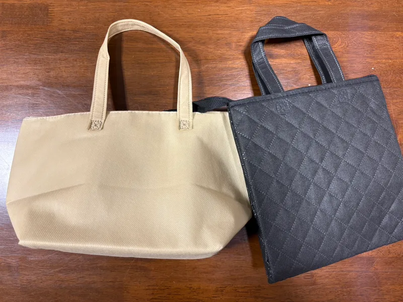別注で製作した保冷トートバッグ2種(生成りと黒)