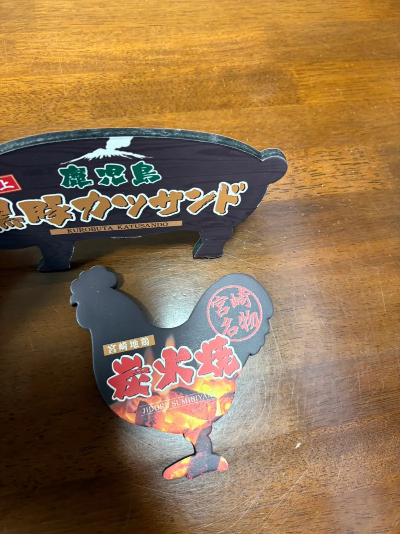 豚と鶏の形に型抜きされた販促ボード